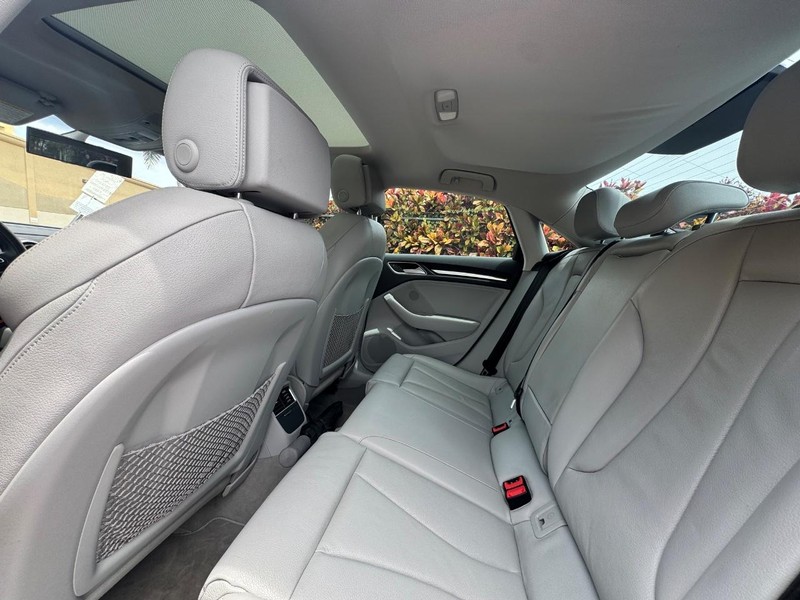 Audi A3 Vehicle Full-screen Gallery Image 6