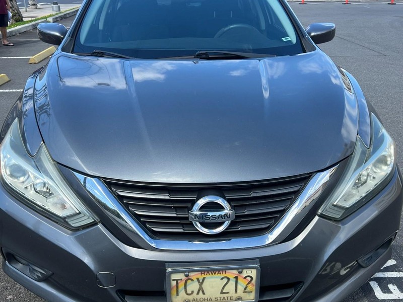 Nissan Altima Vehicle Full-screen Gallery Image 2