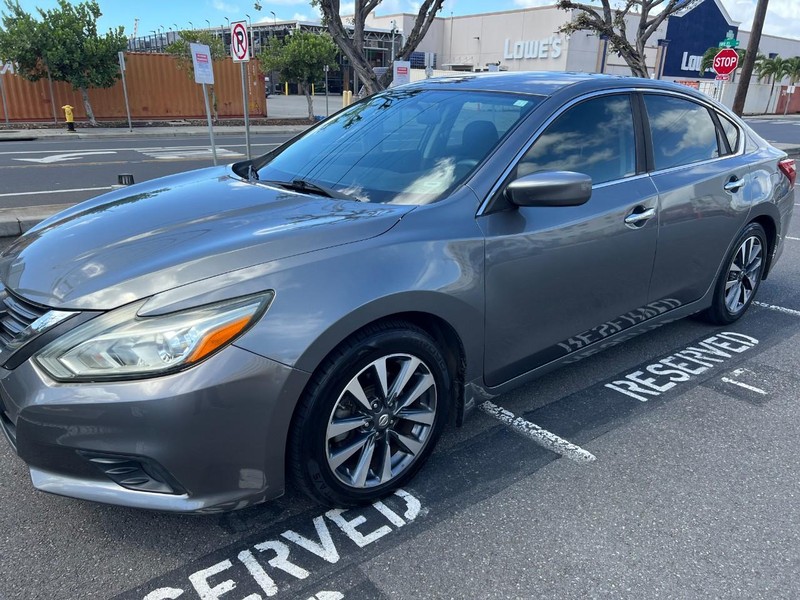 Nissan Altima Vehicle Full-screen Gallery Image 3