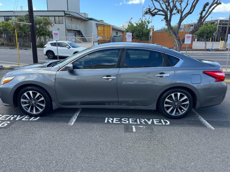 Nissan Altima Vehicle Full-screen Gallery Image 4