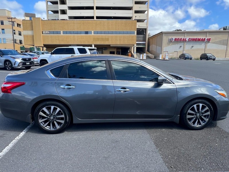 Nissan Altima Vehicle Full-screen Gallery Image 5