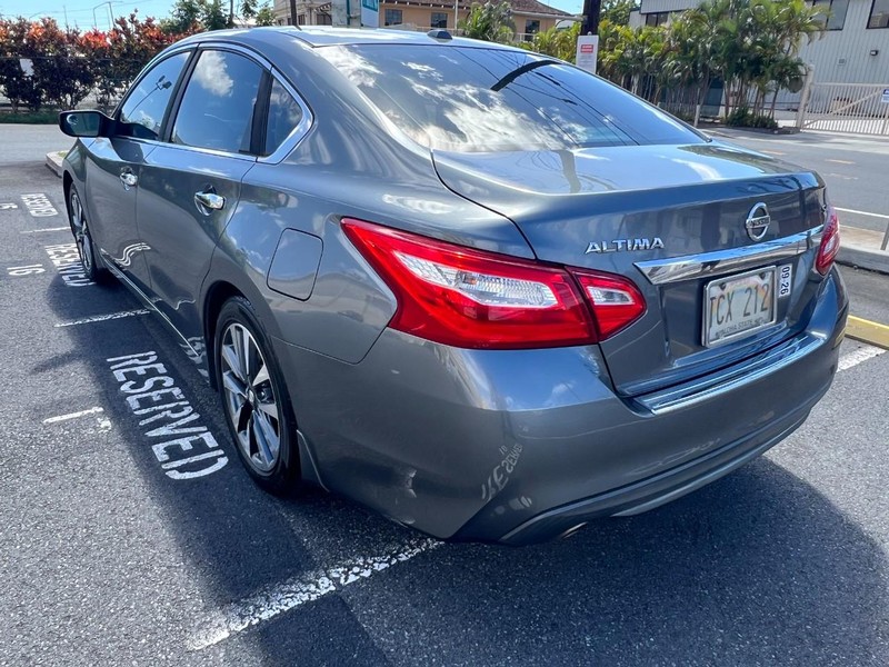 Nissan Altima Vehicle Full-screen Gallery Image 6