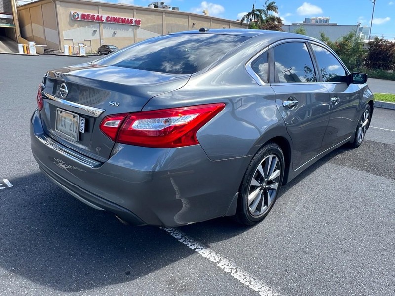 Nissan Altima Vehicle Full-screen Gallery Image 7