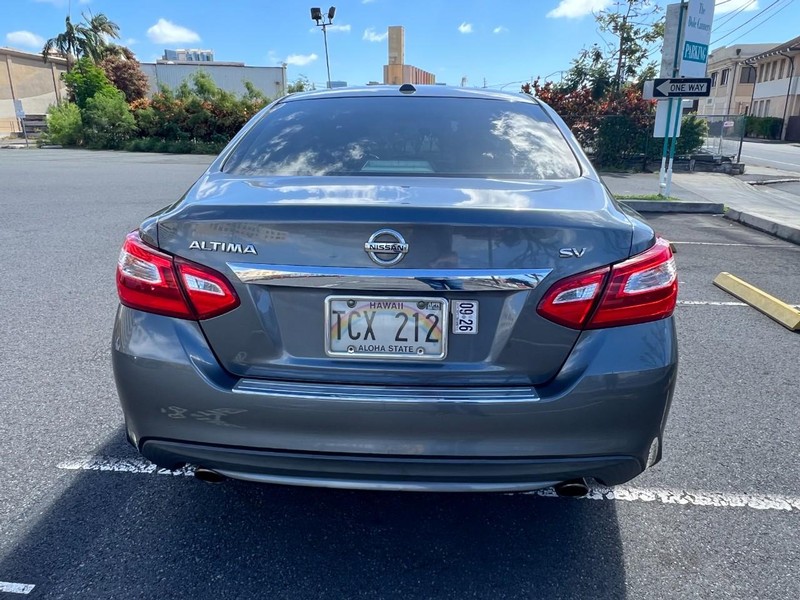 Nissan Altima Vehicle Full-screen Gallery Image 8