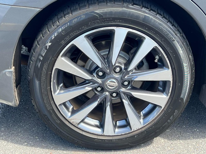 Nissan Altima Vehicle Full-screen Gallery Image 9