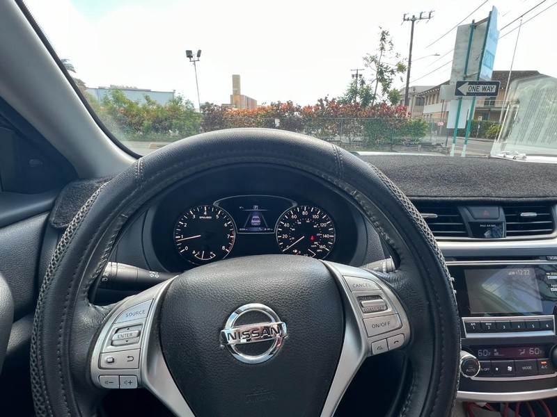 Nissan Altima Vehicle Full-screen Gallery Image 11