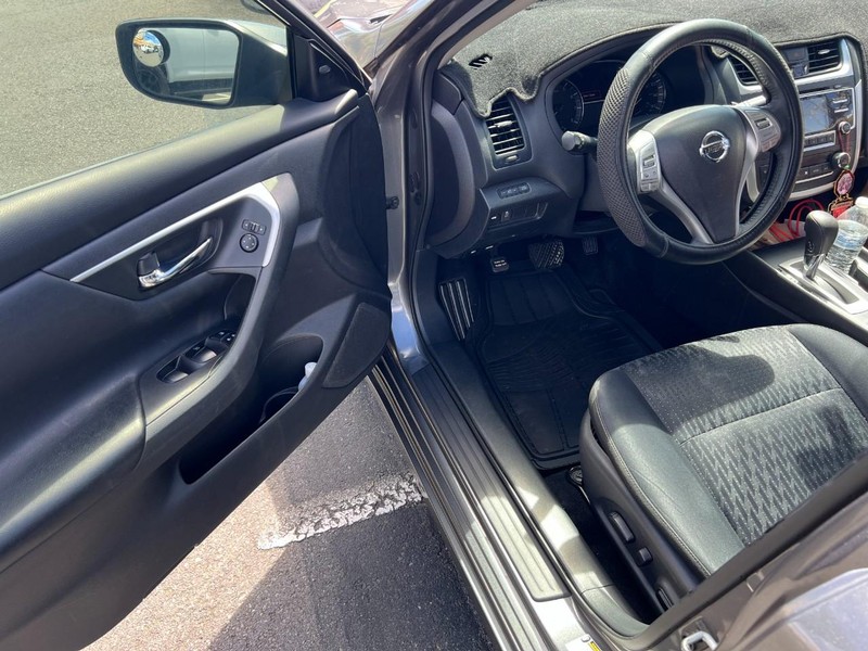 Nissan Altima Vehicle Full-screen Gallery Image 12