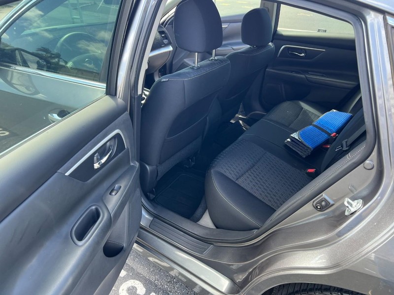 Nissan Altima Vehicle Full-screen Gallery Image 13