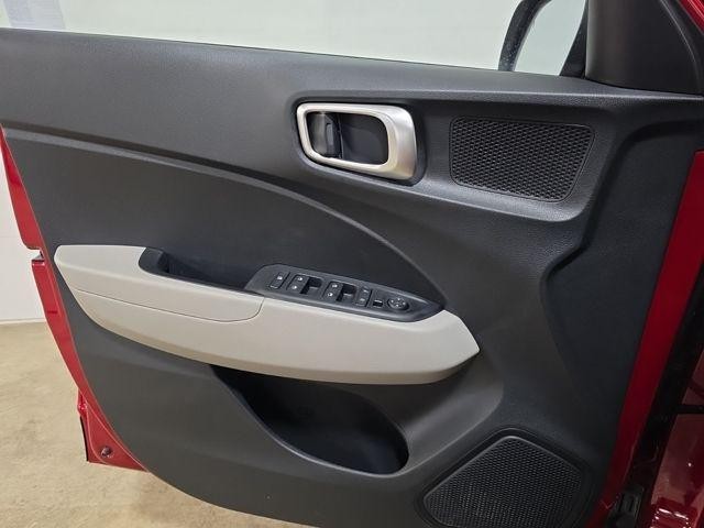 Hyundai Venue Vehicle Full-screen Gallery Image 21