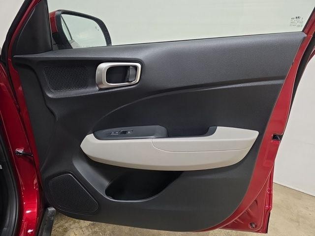 Hyundai Venue Vehicle Full-screen Gallery Image 31