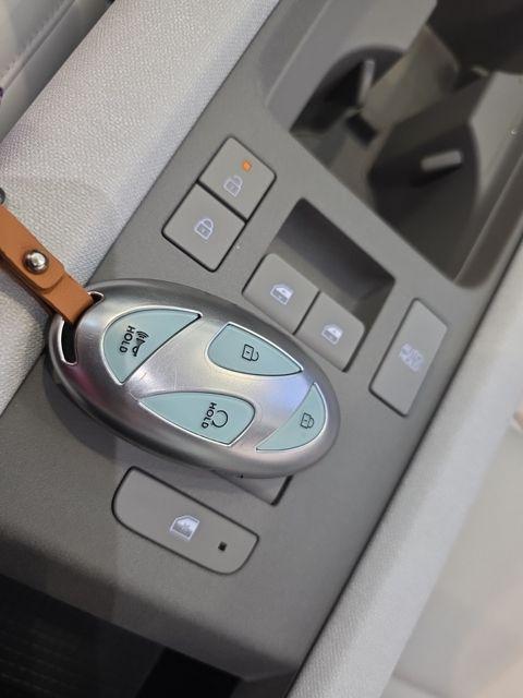 Hyundai IONIQ 6 Vehicle Full-screen Gallery Image 17