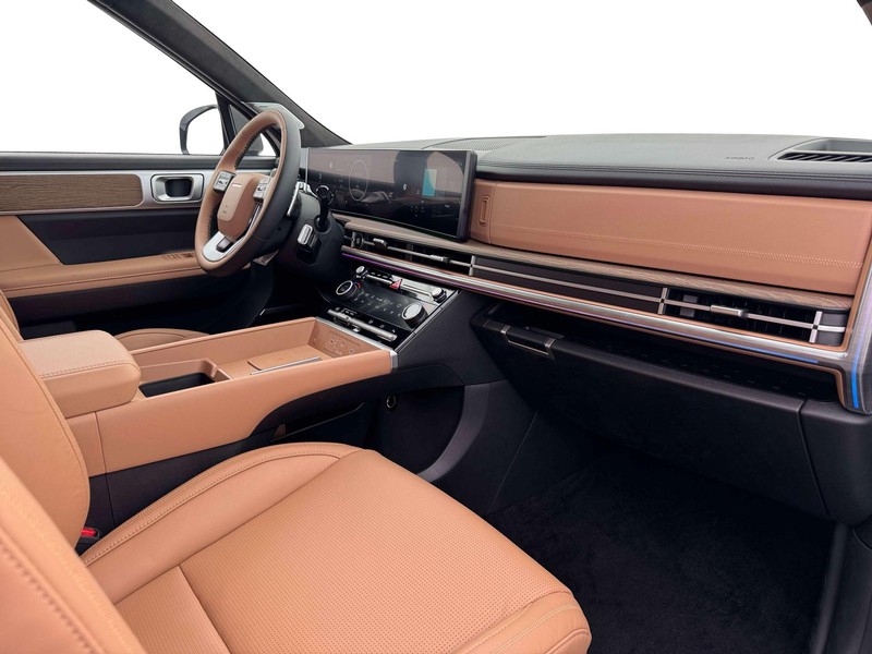 Hyundai Santa Fe Hybrid Vehicle Full-screen Gallery Image 15