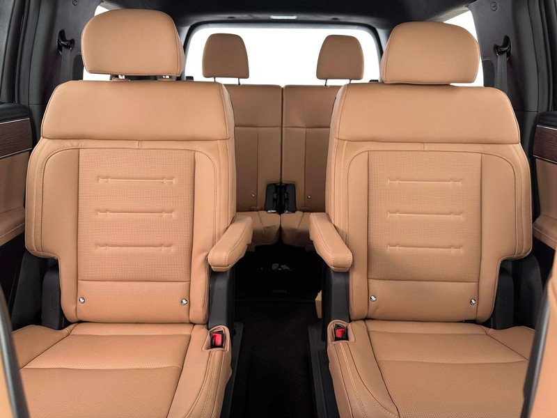 Hyundai Santa Fe Hybrid Vehicle Full-screen Gallery Image 16