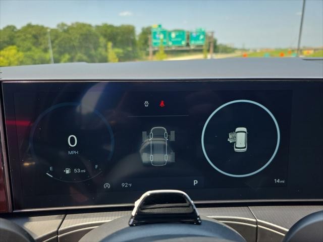 Hyundai Santa Fe Vehicle Full-screen Gallery Image 13