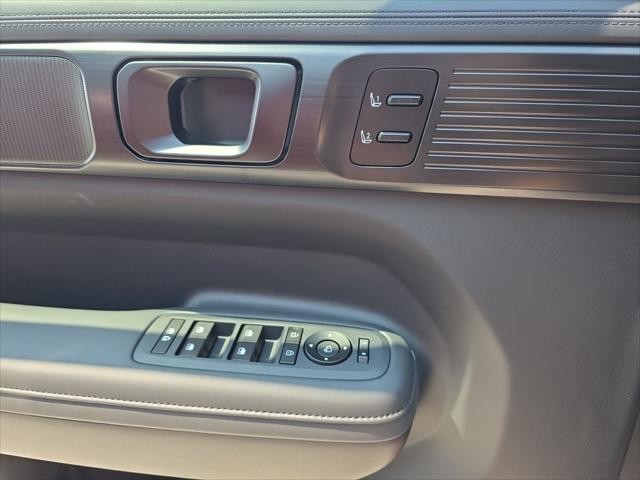 Hyundai Santa Fe Vehicle Full-screen Gallery Image 22