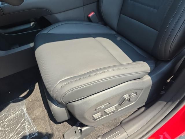 Hyundai Santa Fe Vehicle Full-screen Gallery Image 24