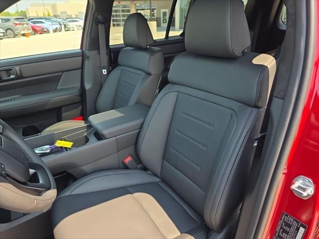 Hyundai Santa Fe Vehicle Full-screen Gallery Image 25