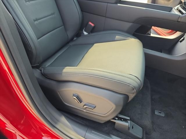 Hyundai Santa Fe Vehicle Full-screen Gallery Image 30