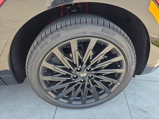 Hyundai Santa Fe Vehicle Full-screen Gallery Image 33