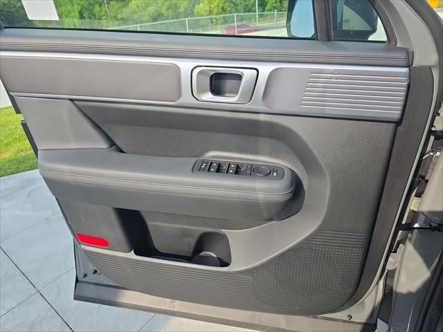 Hyundai Santa Fe Vehicle Full-screen Gallery Image 21