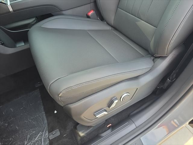 Hyundai Santa Fe Vehicle Full-screen Gallery Image 22