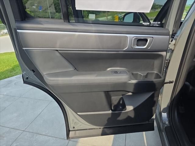 Hyundai Santa Fe Vehicle Full-screen Gallery Image 24