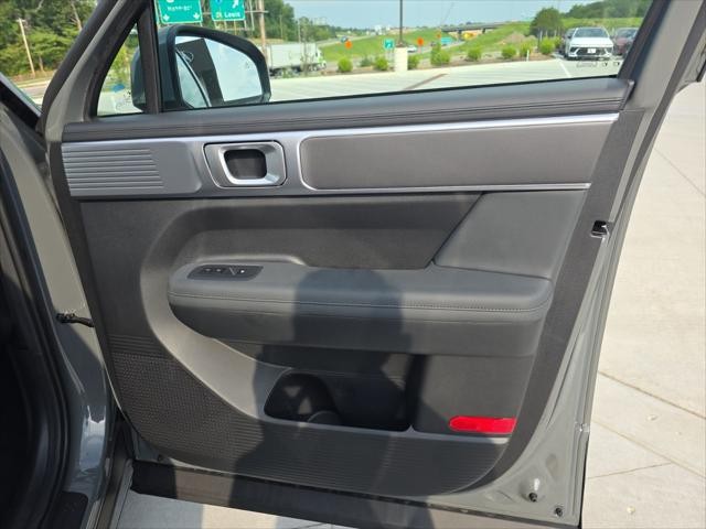 Hyundai Santa Fe Vehicle Full-screen Gallery Image 30