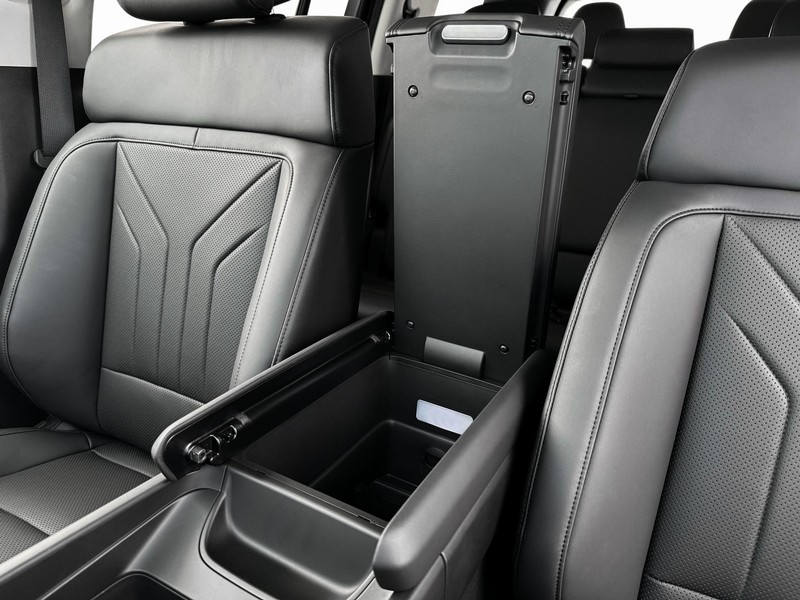 Hyundai Santa Fe Vehicle Full-screen Gallery Image 25