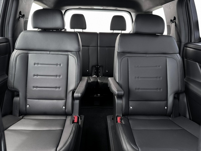 Hyundai Santa Fe Hybrid Vehicle Full-screen Gallery Image 16