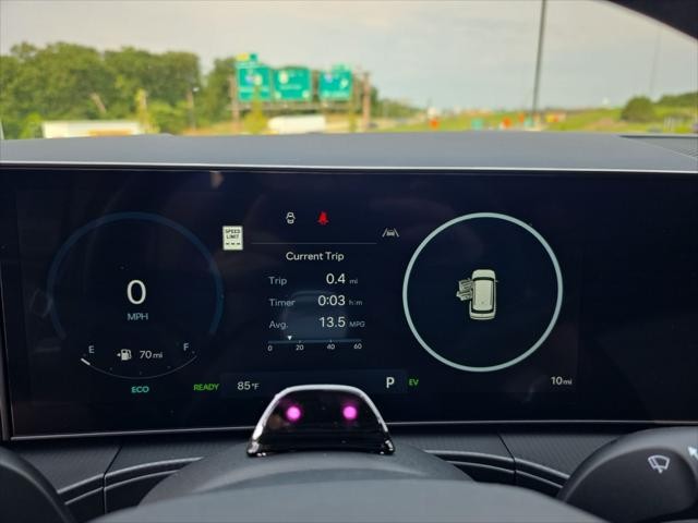 Hyundai Santa Fe Hybrid Vehicle Full-screen Gallery Image 15