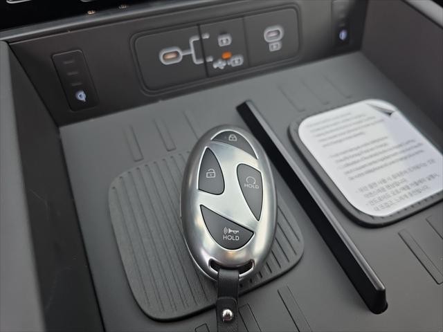 Hyundai Santa Fe Hybrid Vehicle Full-screen Gallery Image 21