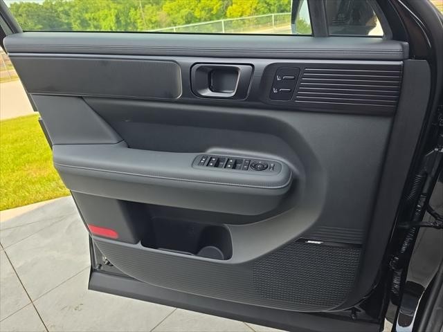 Hyundai Santa Fe Hybrid Vehicle Full-screen Gallery Image 24