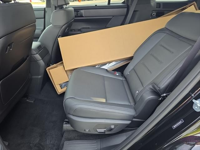 Hyundai Santa Fe Hybrid Vehicle Full-screen Gallery Image 28