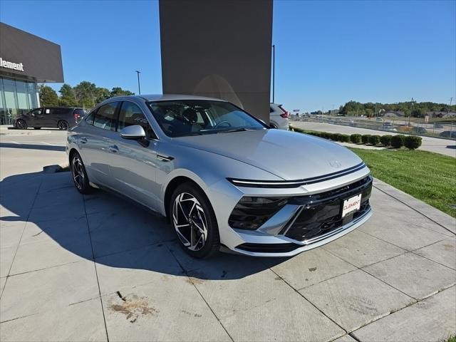 Hyundai Sonata Vehicle Full-screen Gallery Image 3