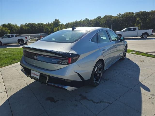 Hyundai Sonata Vehicle Full-screen Gallery Image 6