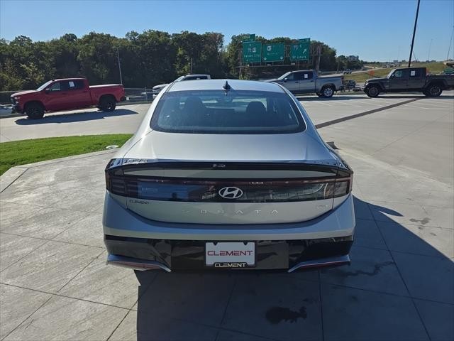 Hyundai Sonata Vehicle Full-screen Gallery Image 7