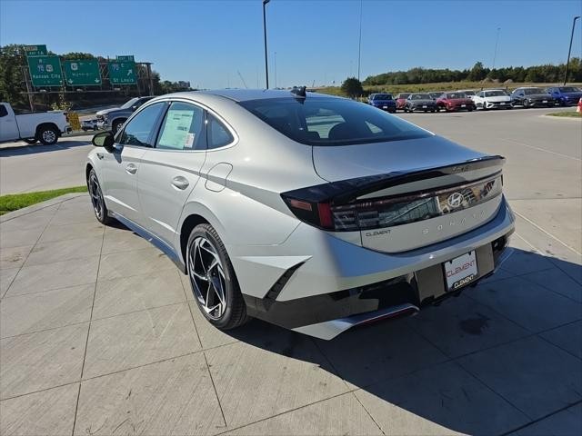 Hyundai Sonata Vehicle Full-screen Gallery Image 8