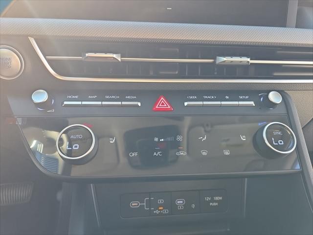 Hyundai Sonata Vehicle Full-screen Gallery Image 20