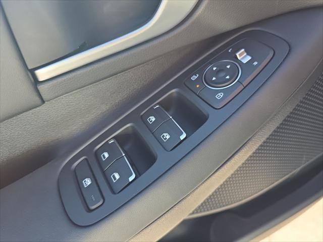 Hyundai Sonata Vehicle Full-screen Gallery Image 22