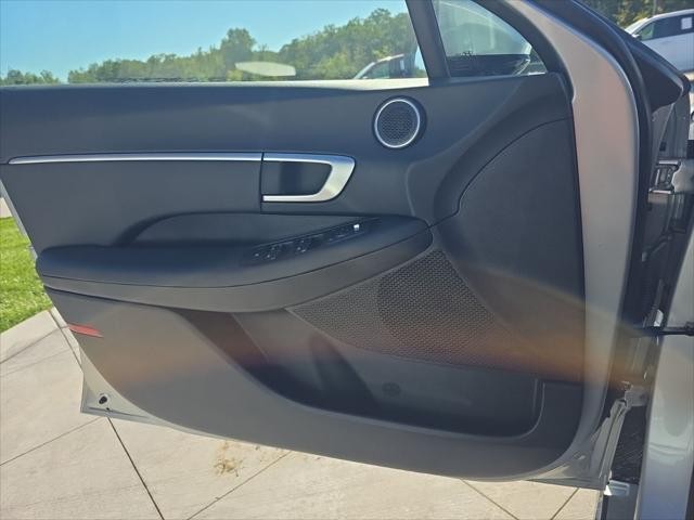 Hyundai Sonata Vehicle Full-screen Gallery Image 23