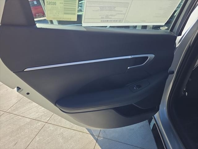 Hyundai Sonata Vehicle Full-screen Gallery Image 26