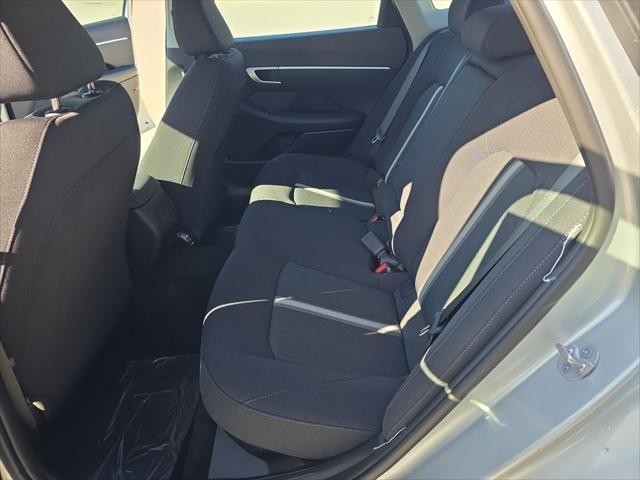 Hyundai Sonata Vehicle Full-screen Gallery Image 27