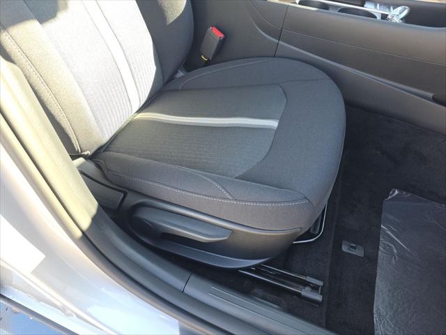 Hyundai Sonata Vehicle Full-screen Gallery Image 29