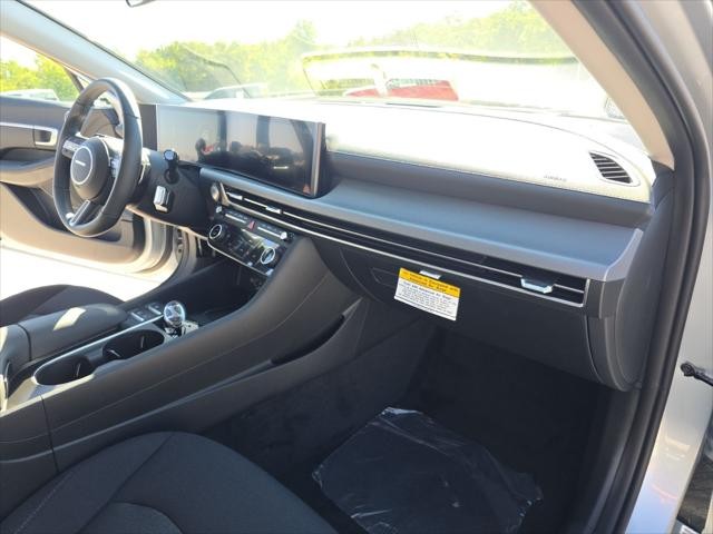 Hyundai Sonata Vehicle Full-screen Gallery Image 30