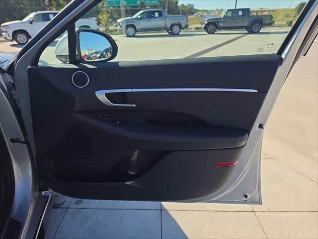 Hyundai Sonata Vehicle Full-screen Gallery Image 31