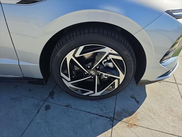 Hyundai Sonata Vehicle Full-screen Gallery Image 32