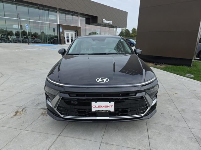 Hyundai Sonata Vehicle Full-screen Gallery Image 2