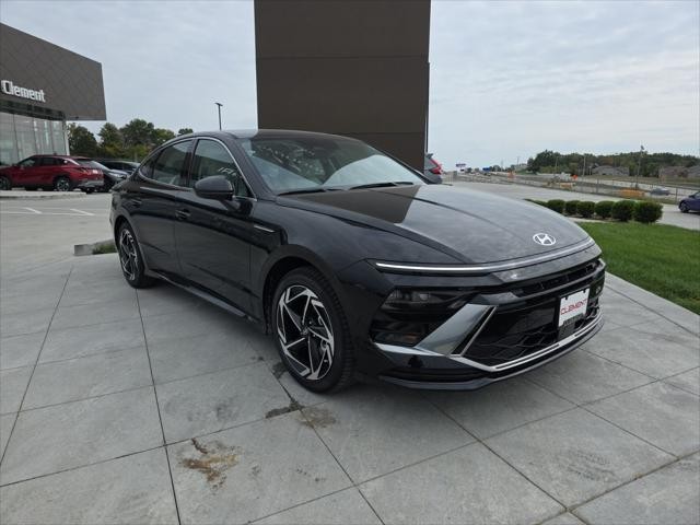 Hyundai Sonata Vehicle Full-screen Gallery Image 3