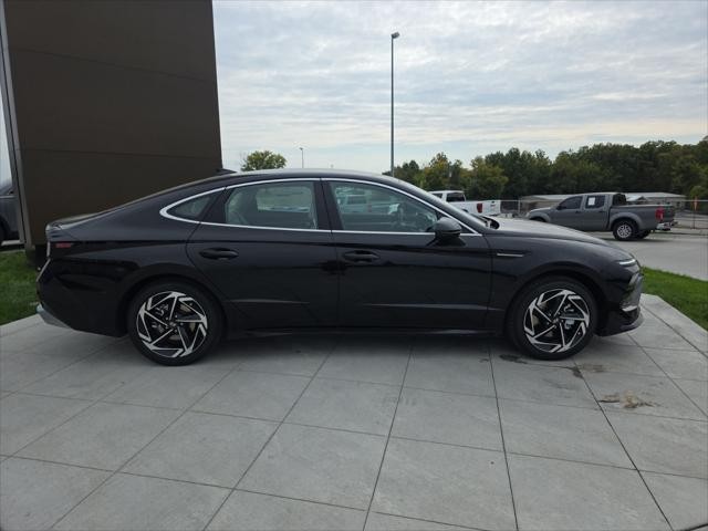 Hyundai Sonata Vehicle Full-screen Gallery Image 4