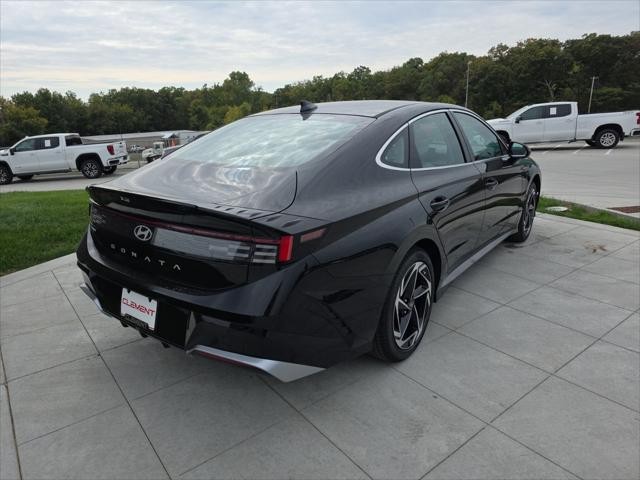 Hyundai Sonata Vehicle Full-screen Gallery Image 6